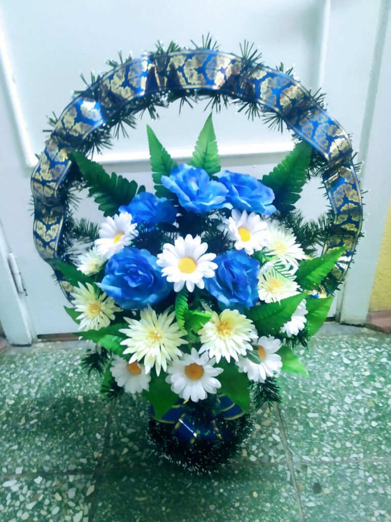 Ритуальная корзина с синими розами №98