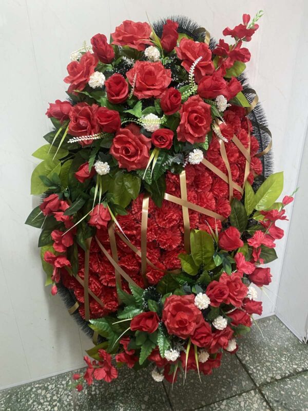 Венок красный элитный 160/90 с гвоздикой,розами и много зелени